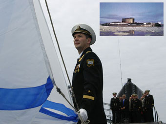 Подводная лодка Б-90 Саров, поднятие флага