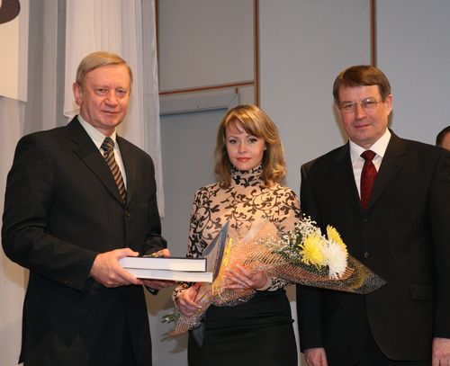 О.Калашникова с директором РФЯЦ-ВНИИЭФ В.Костюковым и его первым заместителем В.Соловьевым на церимонии награждения лучших молодых специалистов