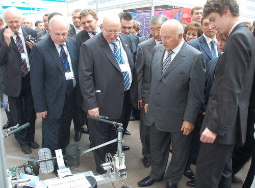 Юрий Михайлович Лужков сделал круг по всей выставке, внимательно вникая во все экспонаты