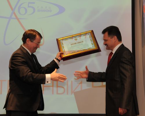 А.Ивонин вручает В.Костюкову Почетную грамоту Правительства РФ