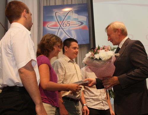 Награды вручает В.Соловьев