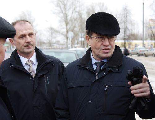 Главный инженер РФЯЦ-ВНИИЭФ Г.Комаров, глава города А.Голубев и директор ядерного центра В.Костюков на объезде строительных объектов