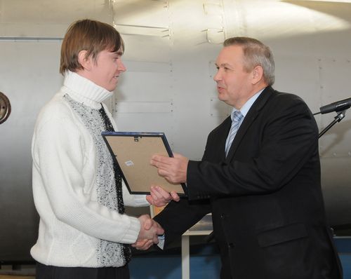 Награду вручает В.В. Нефедов