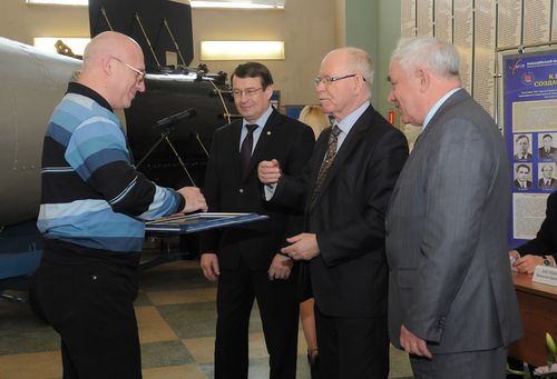 Награды вручают В.Е.Костюков, Р.И.Илькаев, И.А.Никитин