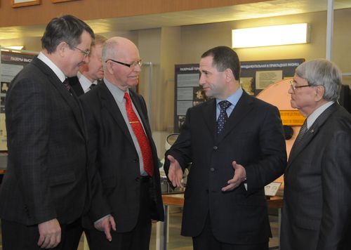 Слева направо: В.Костюков, Р.Илькаев, М.Бабич и Ю.Трутнев в Музее РФЯЦ-ВНИИЭФ