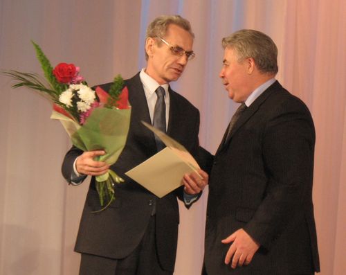 Главный инженер ВНИИЭФ Г.Комаров поздравляет главного инженера ЭМЗ "Авангард" В.Цымбала