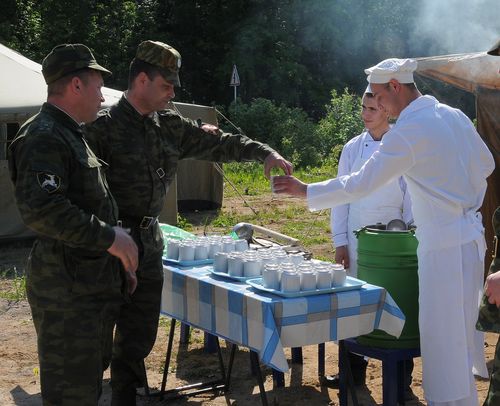 Для участников учений была развернута полевая кухня