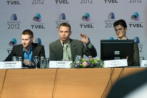 Максим Царев (в центре) поделился опытом СМУиС ВНИИЭФ