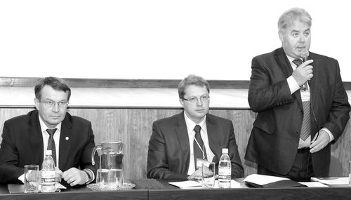 На открытии семинара (слева направо): К.Костюков, С. Власов, главный инженер РФЯЦ-ВНИИЭФ Г.Комаров