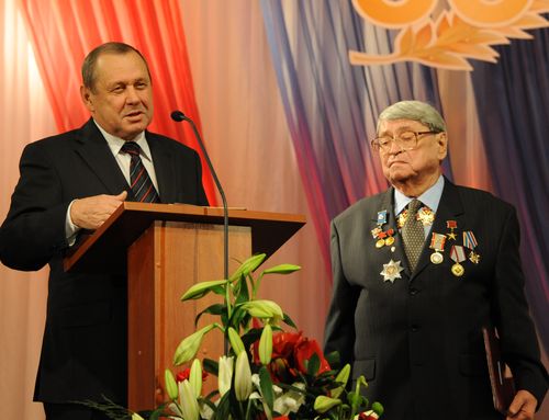 Юбиляра поздравляет И.Каменских