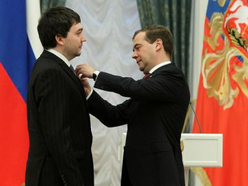 А. Чакрыгин получает награду из рук президента Д.Медведева