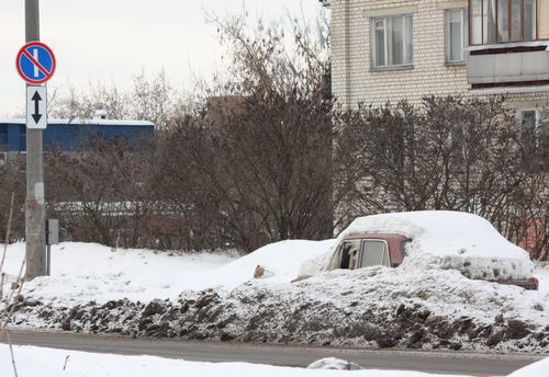 Брошенная машина на ул. Силкина превратилась автохлам