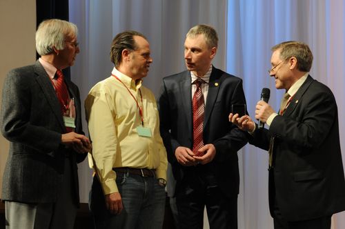 А.Михайлов вручает памятные знаки гостям конференции