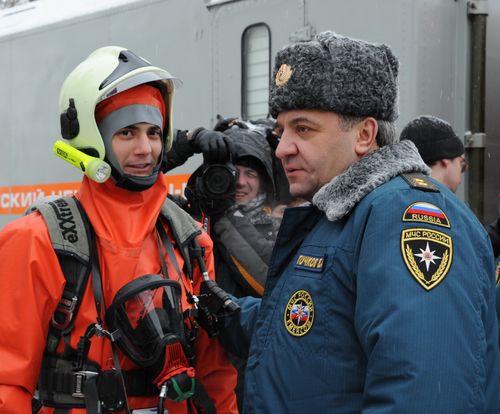 В.ПУчков внимательно знакомился с техникой и беседовал с сотрудниками МЧС