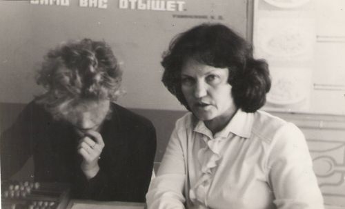 К.Качурина (справа) на уроке