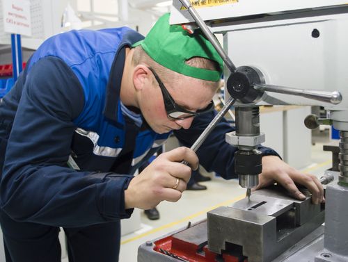 Третье место в конкурсе  слесарей-инструментальщиков занял А.Забродин