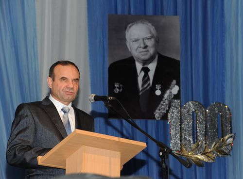 Выступает директор ЭМЗ "Авангард" А.Г. Потапов