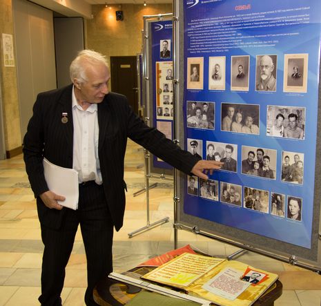 Сын Л.В. Альтшулера, Борис Львович, у стенда, посвященного отцу