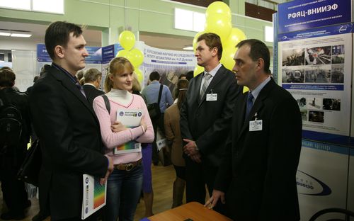 У стенда РФЯЦ-ВНИИЭФ