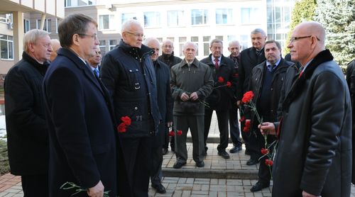 Возложение цветов к мемориальной доске Я.Б.Зельдовича