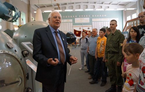 Экскурсию проводит В.Лукьянов