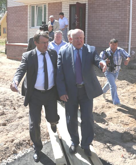 Первый пункт программы визита - Яблоневый сад