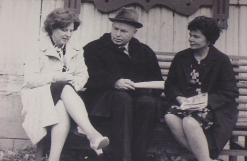 Людмила Дмитриевна (крайняя справа) с семьей Музруковых