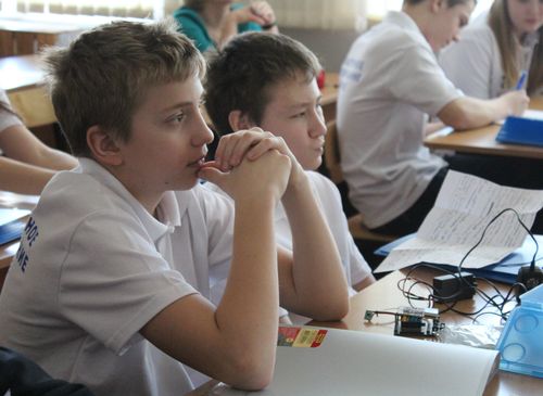 Семиклассник лицея №3 Максим Кирсанов (на переднем плане) - победитель многих конкурсов и олимпиад