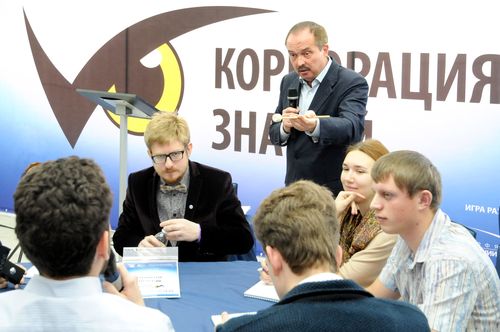 Ведущий игры - магистр "Что? Где? Когда?" А.Козлов