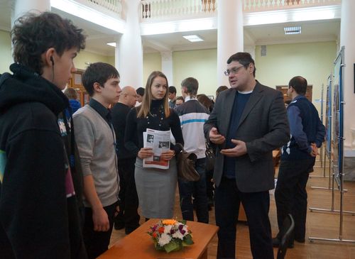 Старшеклассники у стенда РФЯЦ-ВНИИЭФ