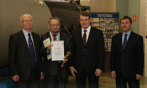 Один из авторов изобретений - ведущий научный сотрудник ИЯРФ Лев Данилин (второй слева) с дипломом и медалью