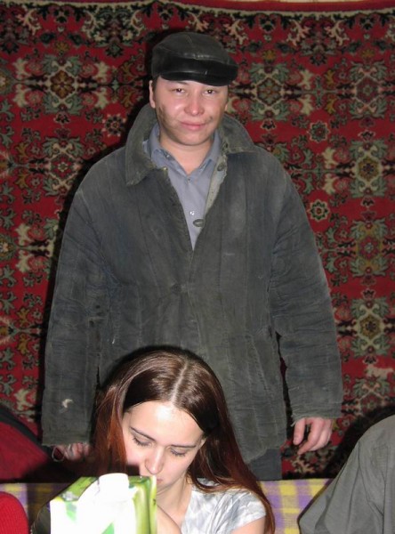 Механизатор подкрадывается к девушке