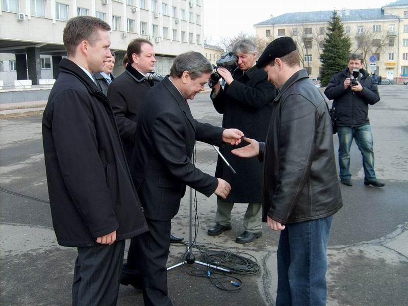 Ключи вручает Глава города А.Орлов