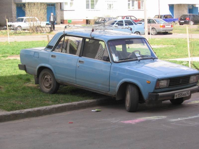 Машина на газоне наезд на саженец-1