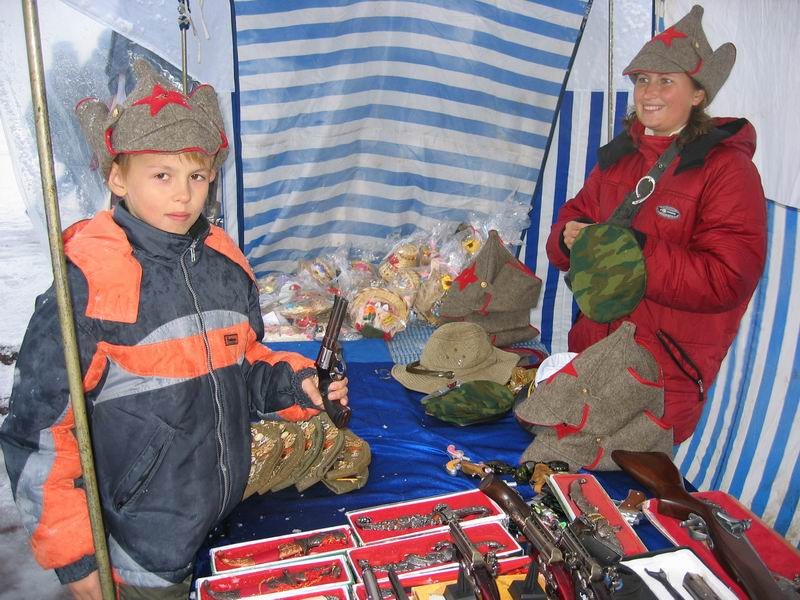 В сувенирной палатке