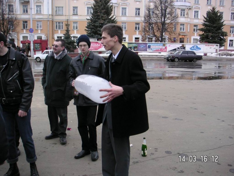 На площади