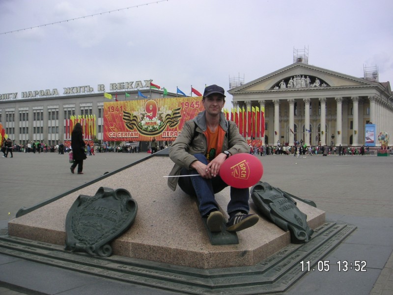 Мiнск, Кастрычнiцкая плошча (Октябрьская пл.), "Пачатак дарог Беларусi"