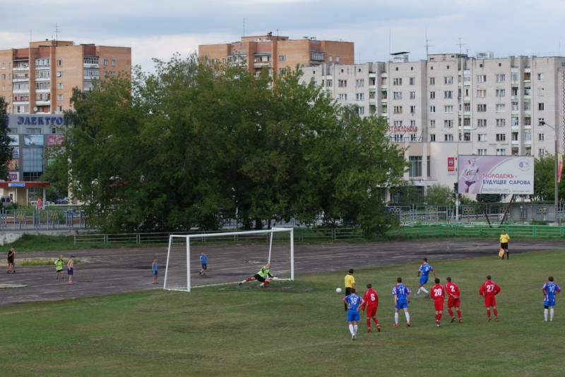 Капитан ФК "Саров" Владимир Калашников забивает гол с пенальти