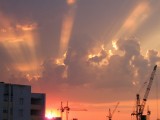 В лучах заходящего солнца...