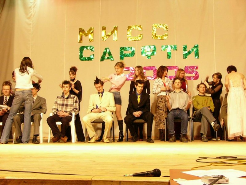 Парикмахеры за работой: общий план