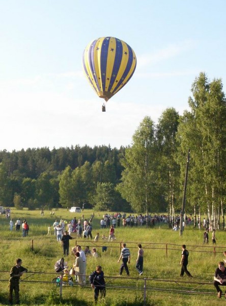 Воздушный шар над лесом
